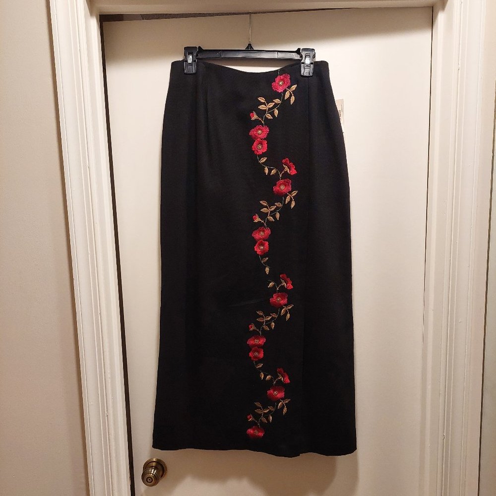 NWT floral embroidered black pencil skirt, Size 10